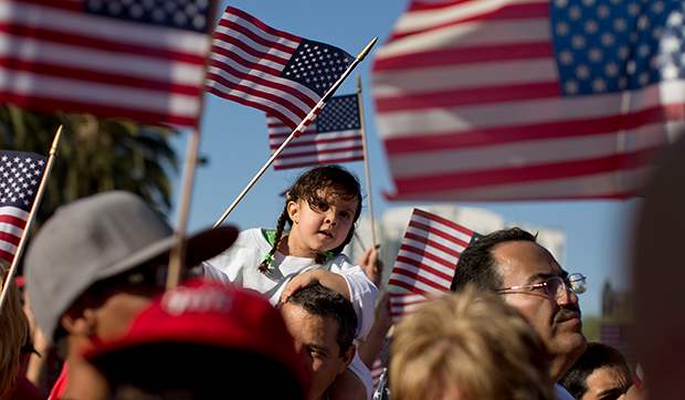 بعد طول انتظار : تبديد آمال 24 ألف طالب لجوء تمت الموافقة على طلباتهم في أميركا! 1 immigration rally onpage compressed