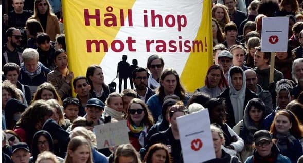 تنظيم مظاهرة حاشدة وسط ستوكهولم ضد حزب سفاريا ديمقراط وسياسته العنصرية 1 szc8b2f2 2 1 1