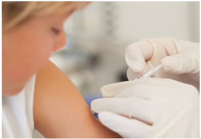 3598210 doctor injecting liquid in a child arm 2