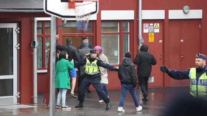 اعتقال طالبين بتهمة محاولة قتل تلميذين آخرين بسبب مشاكل مع فتيات ! 1 1445510394 5