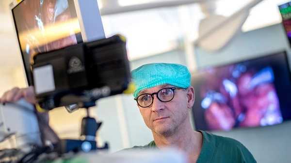 السويد : أطباء سويديون ينجحون في أول عملية زرع رحم بالريبوت عالمياً و " حمل المرأة بجنين" 2 alkompis 441901540907