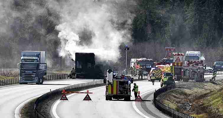 احتراق شاحنة محملة بمواد "بلاستيكية كيماوية" على طريق E4 Skåne وغلق الطريق للثامنة مساءً 1 1554035067 7