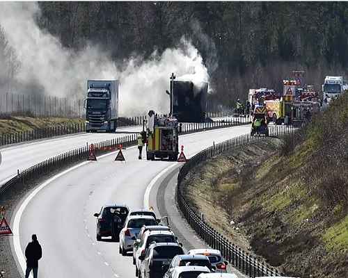 احتراق شاحنة محملة بمواد "بلاستيكية كيماوية" على طريق E4 Skåne وغلق الطريق للثامنة مساءً 2 44567 5