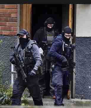 عملية كبيرة للشرطة السويدية في "فيستروس" وتحليق للمروحيات واعتقالات للعديد من الاشخاص 3 1 7 3