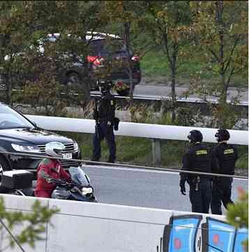 عملية كبيرة للشرطة السويدية في "فيستروس" وتحليق للمروحيات واعتقالات للعديد من الاشخاص 2 456