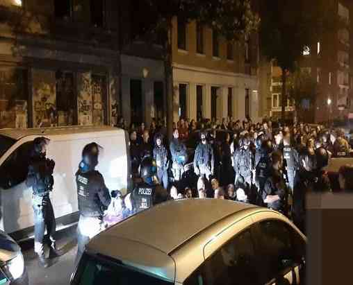 1328224636 bei einer geplanten abschiebung blockierten hunderte menschen polizei 3y2bpWi4ra7 6