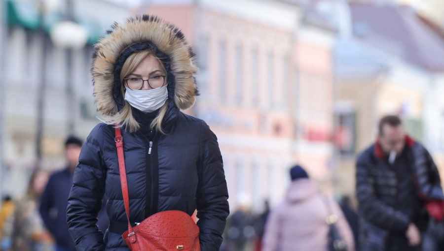 bneGeneric Russia coronavirus mask on red square crowd people 1 5