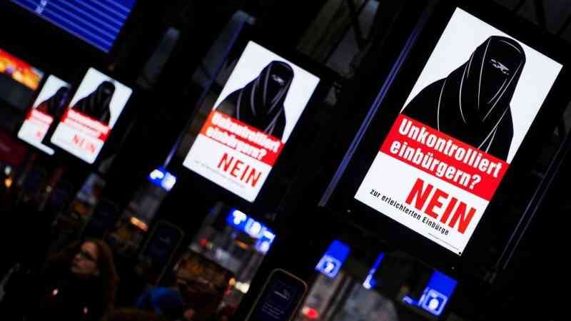 ملصقات تناهض التجنيس في سويسرا 1