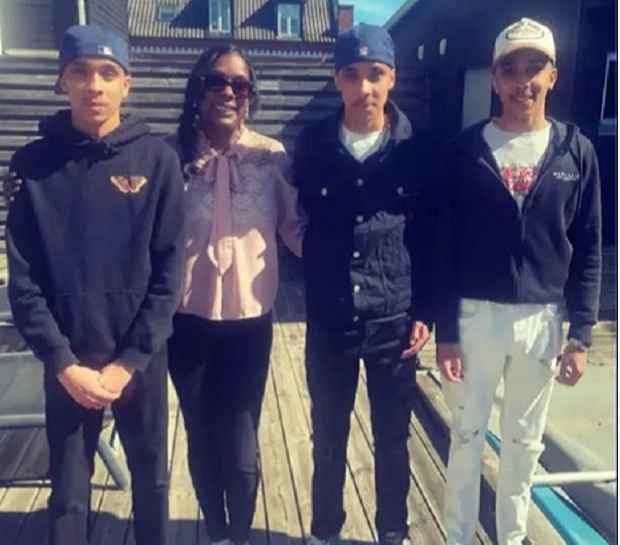 عائلة سويدية تتعرض للتمييز في القطار بسبب لون بشرتهم غير السويدي ..وأسماءهم السويدية ؟ 7 3 1 6