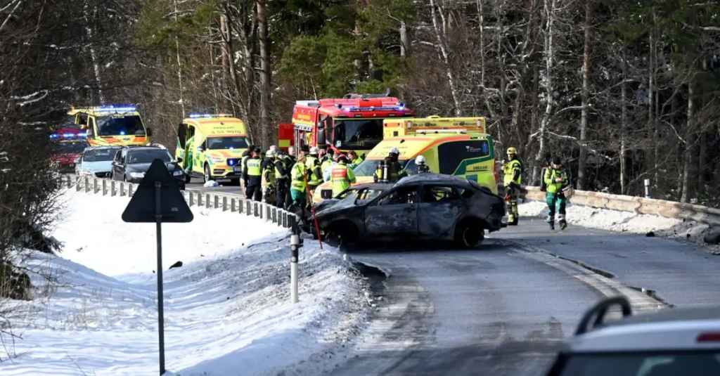 اصطدام سيارتين واحتراقهما ووفاة شخصين بداخلهم في منطقة Vårgårda 1 1 2 1