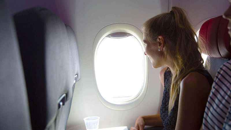 ماهو السبب في طلب طاقم الطائرة منك فتح ستائر نوافذ الطائرة عند الإقلاع والهبوط؟ 1 round plane windows contiki 1