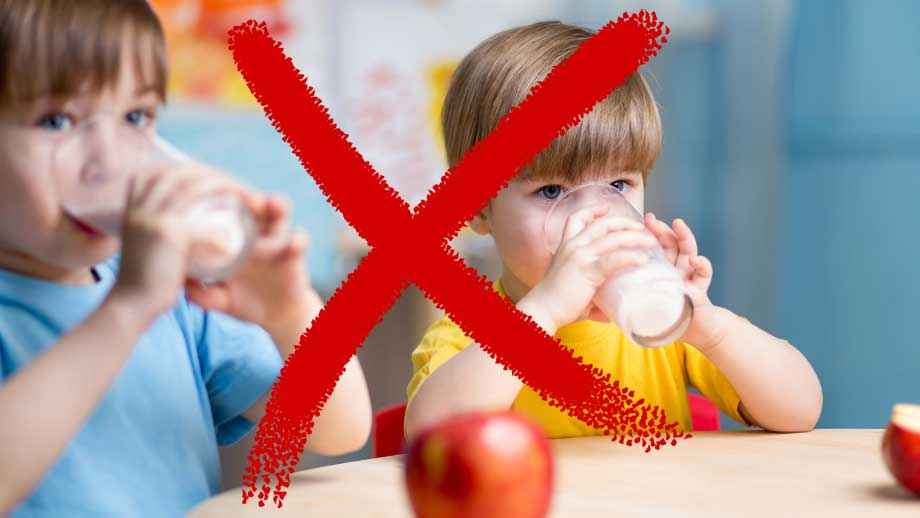 barn dricker mjolk 1