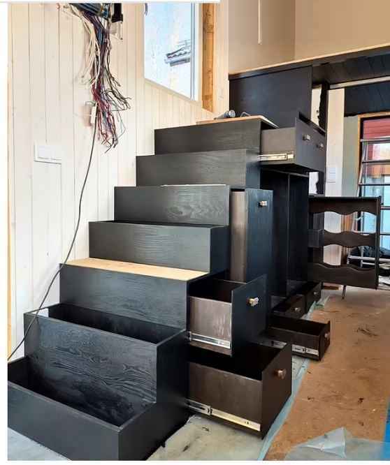 السلم لسرير النوم بالأعلى