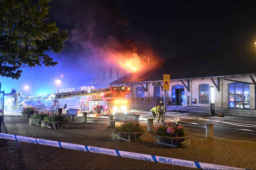 اليمين المتطرف ينشط والاشتباه بتورط يمينيين متطرفين في حريق مقهى بستوكهولم 1 f832bb87 3522 477d b6ea 59430077850a 1