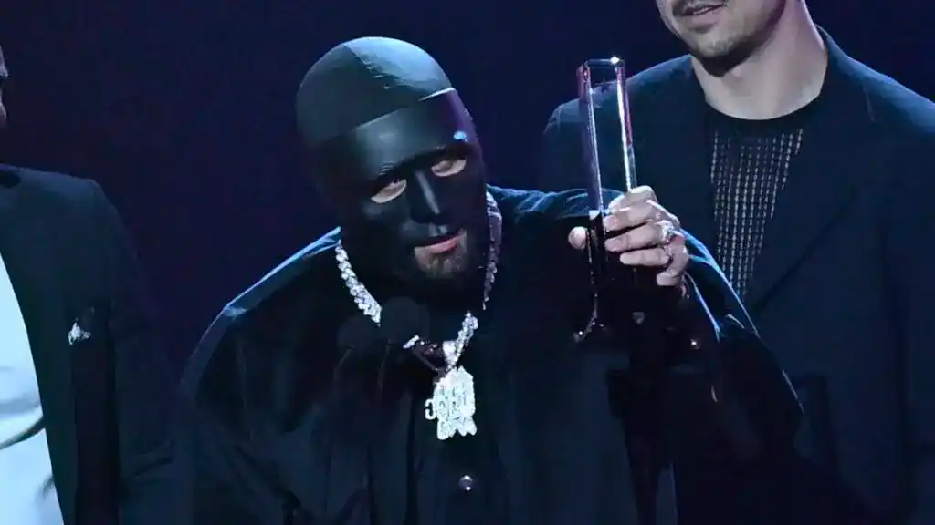 مقتل كرار رمضان مغنّي الراب السويدي "المقنع C.Gambino" وسط مدينة يوتيبوري ؟ 2 alkompis xGXggsgxXS 1024x576.jpg 1