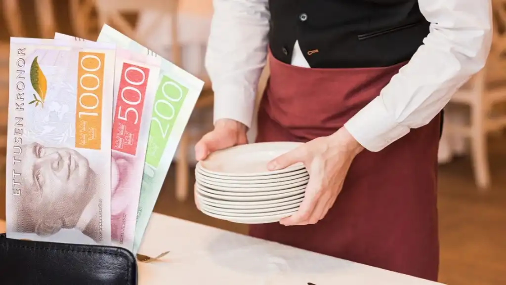 collage23298875waiterputtingpileofplatesontable e1583481679165svisa bild.jpg 1