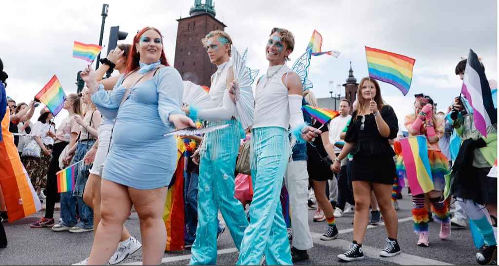 بمشاركة حكومية.. الآلاف يحتفلون بمسيرة يوم "الفخر" لمجتمع الميم في شوارع ستوكهولم 1 5aa1b92d 80ee 49aa bd7e 3322ea01abfb 2