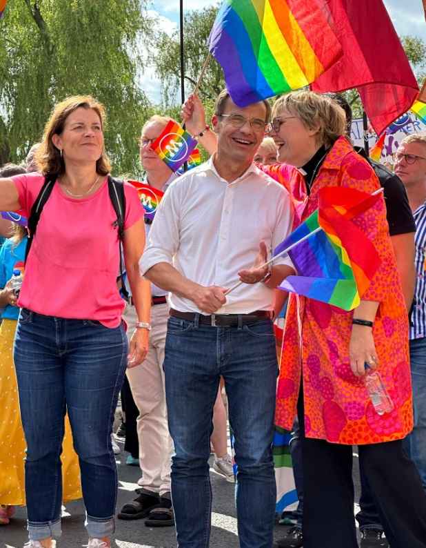 بمشاركة حكومية.. الآلاف يحتفلون بمسيرة يوم "الفخر" لمجتمع الميم في شوارع ستوكهولم 3 665 1