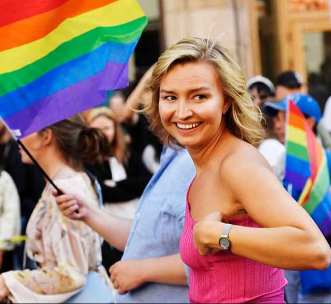 بمشاركة حكومية.. الآلاف يحتفلون بمسيرة يوم "الفخر" لمجتمع الميم في شوارع ستوكهولم 5 sofia sabel pride festival 6638 thumbnail