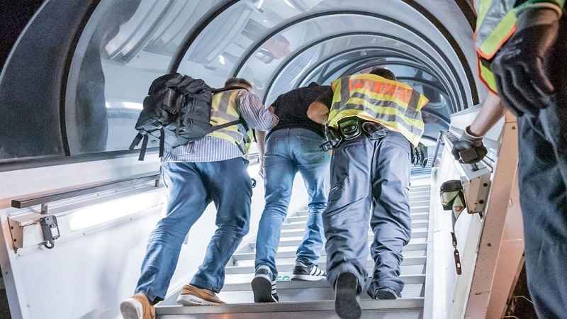 33168379 wer nicht freiwillig geht wird abgeschoben auf dem weg begleiten polizeibeamte einen afghanen auf dem flughafen leipzig halle in ein charterflugzeug PyBG 1