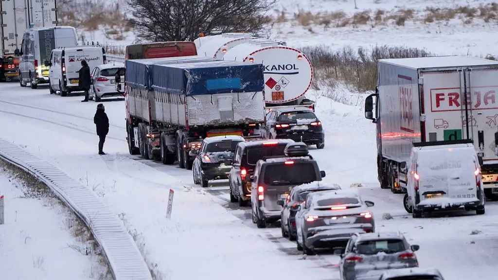 هيئة النقل السويدية ترد على انتقادات الثلوج على الطرق: من قال لكم أن تقودوا في هذا الطقس؟ 1 c59033d0 c041 481f a754 a5141067b64a 1