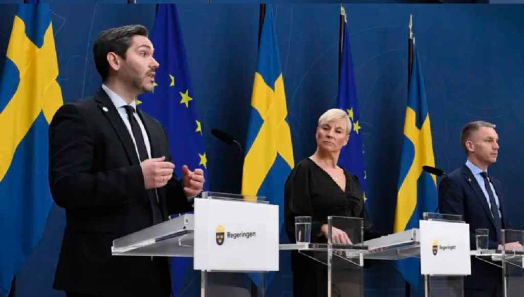 الحكومة السويدية: ملاحقة من يحتال على المساعدات في المطارات وحظر جوازات سفرهم 1 665