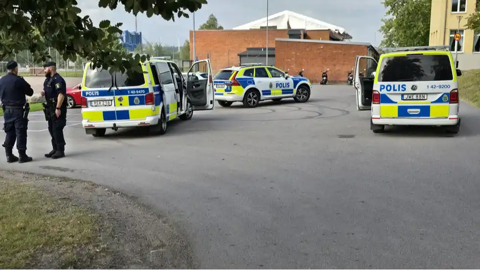 مراهق يتعرض للطعن أمام مدرسة في إيستاد.. والشرطة تبحث عن الجاني 1 l6qm17zr 1