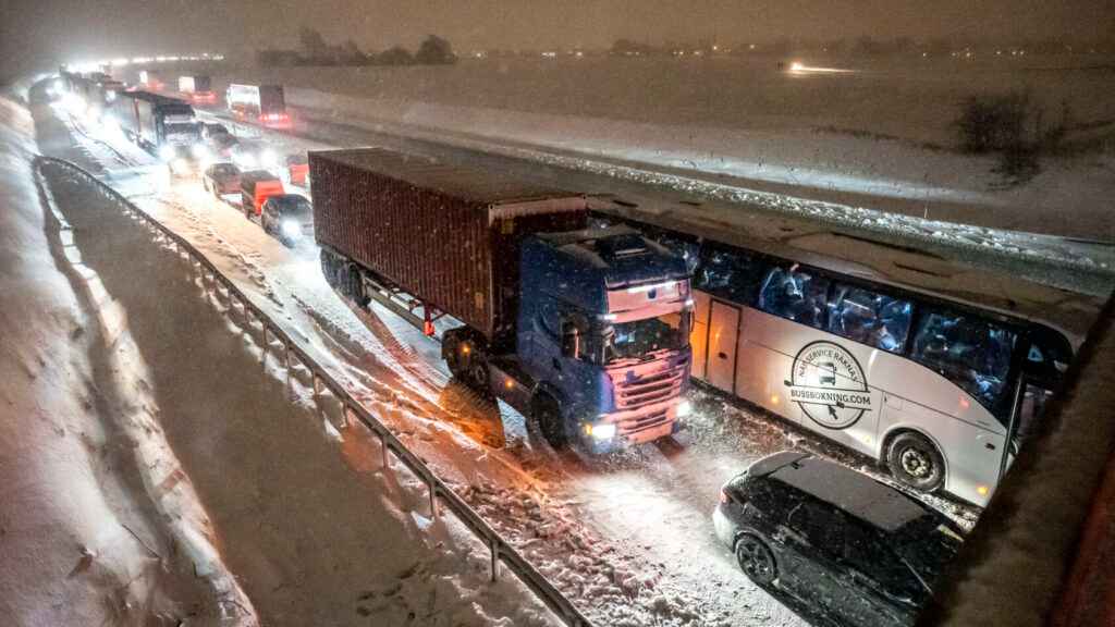 الشرطة السويدية: وضع صعب جداً على الطرقات. سجلنا 50 حادث وسيارات عالقة وسط الثلوج 5 4